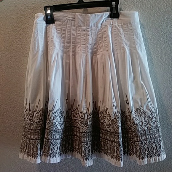 Beautiful Mid skirt with brown/gray embroidery - Picture 3 of 3